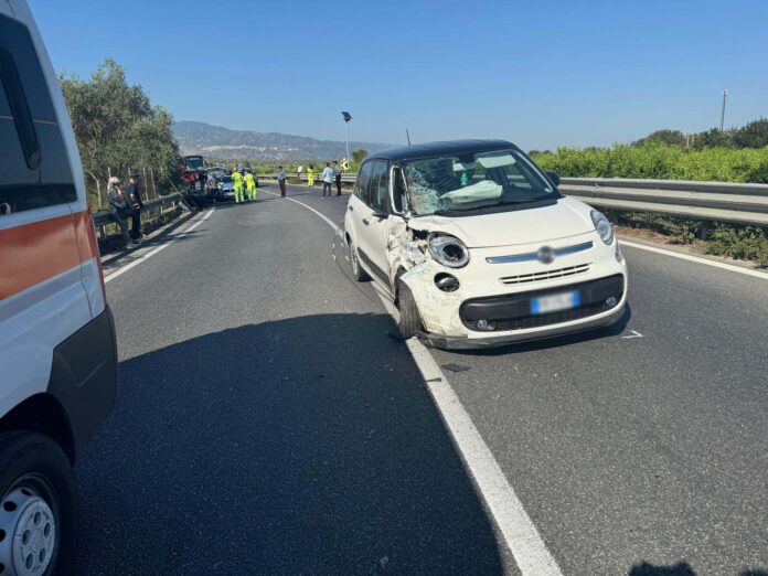 auto incidente stradale statale 106-d6