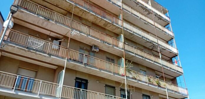 Donna si getta dalla finestra con 3 figli, morti mamma e 2 bimbi