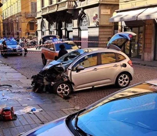 Auto piomba sulla folla a Modena, 8 persone falciate: 4 feriti gravi