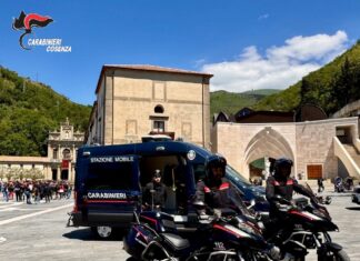 Aggredisce e rapina uomo in casa, arrestato finto finanziere