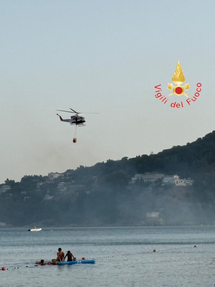 Incendio elicottero si rifornisce in mare