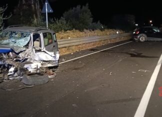 Scontro tra auto sulla statale 106, un morto e due feriti