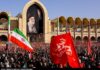 Iran, folla oceanica ai funerali dell’ayatollah Ali Khamenei ucciso da Israele e Usa: “Vendetta”