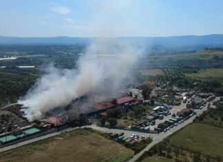 Vasto incendio in deposito rifiuti a Palmi, allerta sui livelli di inquinamento