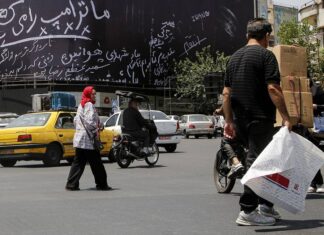 Raid Stati Uniti in Iran, dal 27 giugno 50 morti. Teheran attacca base Usa e richiude Hormuz