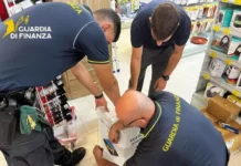 Controlli della Finanza nel Cosentino, sequestrati prodotti contraffatti e droga: 5 arresti