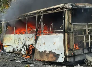Ucraina, colpiti bus di civili nel Donbass: 33 morti. Kiev: “Sono stati i russi”