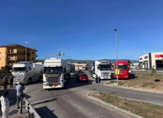 Caro carburante, presidio dei Tir a Cosenza: “Calmierare i prezzi del gasolio”