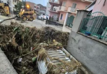 Maltempo in Calabria, bomba d’acqua nel reggino: muri crollati e auto in mare