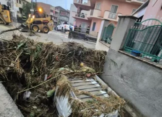 Maltempo in Calabria, bomba d’acqua nel reggino: muri crollati e auto in mare