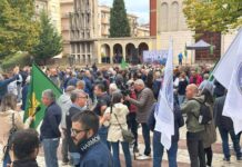Agricoltori e cittadini manifestano a Cosenza contro il caro vita