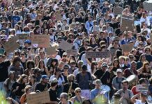 Esplode la rabbia degli studenti in Francia, in migliaia in piazza. Centinaia di feriti