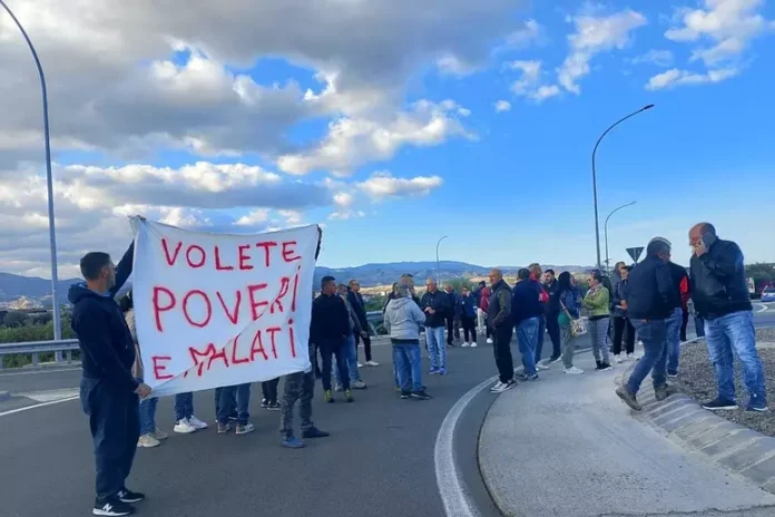 protesta pescatori caro carburante (Ansa)