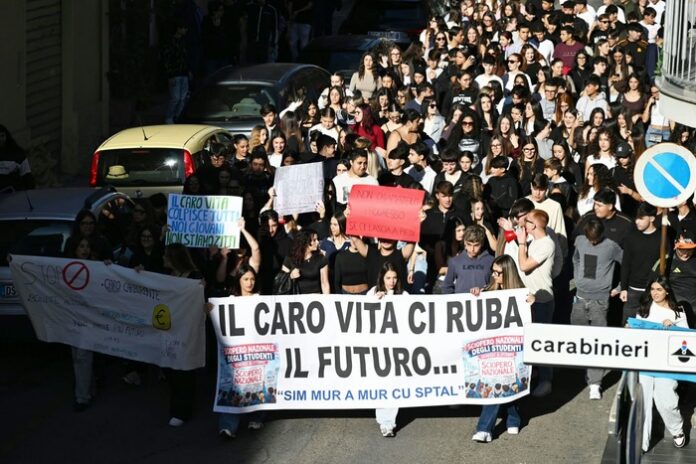 protesta studenti carovita