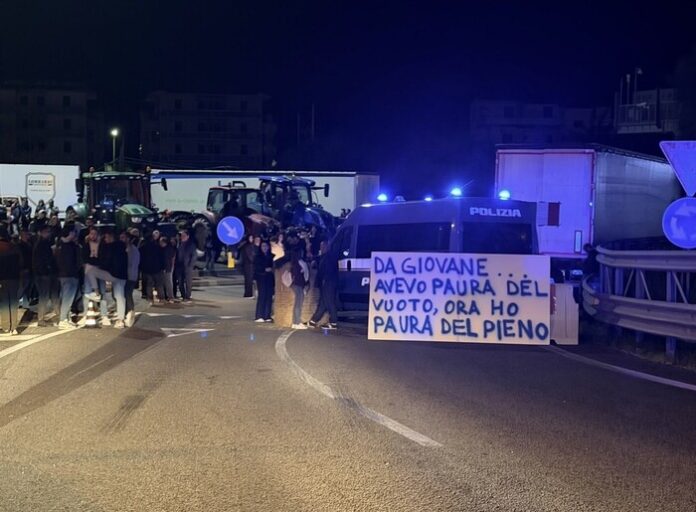 proteste e blocchi in Calabria caro carburante (1)