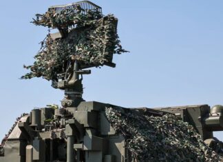 Pioggia di droni ucraini su Mosca, “intercettati”. La Russia colpisce datacenter e radar a Kiev